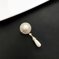 Eleganter Tropfenperlen-Brosche mit Kristall-Halo auf schwarzem Vintage-Hintergrund - Gold