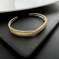 Elegante vergulde golfarmring met drie rijen fonkelende zirkonia-stenen - Gouden Kruis Zirkonia Armring (1-3-20)