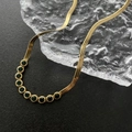 Platte gouden slangenketting met tien ingelegde groene edelstenen op donkere achtergrond - Roestvrijstalen Ketting (05-I21)