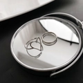 Minimalistische zilverkleurige hartjesringset op een spiegelende ondergrond - US 7 / Hartring en eenvoudige ringenset (JZ-64) / Zilver