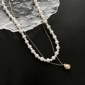 Collana a doppio strato con perle finte e catena in titanio dorato con pendente - Oro / Bianco Perla (04-I19)