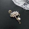 Elegante gouden flamingo broche met witte kunstparels en zirkonia steentjes - Flamingo