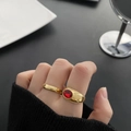 Vintage gouden titanium stalen ringenset met ovale rode zirkoon op vrouwelijke hand met trui - Jz-73 Titaniumstalen Rode Zirkoon Ringset Twee Stuks Maat 6