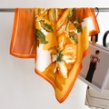 Detailopname van zijden sjaal met pioenrozenprint en luxe mode-accessoires op wit - Oranje