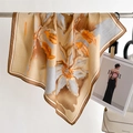 Detailweergave van de grote zijden vierkante sjaal met vintage pioenroospatroon en textuur - Khaki