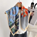 Carré de soie français à imprimé floral botanique suspendu sur un sac à main blanc - Bleu (FR58-2)