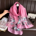 Écharpe en soie rose avec broderie florale exquise et bordure en dentelle chic - Rouge Cuir