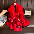 Gros plan détaillé de l'écharpe en soie rouge avec broderie florale 3D élégante - Rouge
