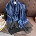 Détail du châle en soie avec lustre bleu profond et ourlet en organza noir semi-transparent - Noir marine