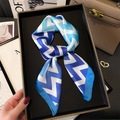 Détail d'un foulard en soie noué en boucle avec motif zigzag bleu et texture lisse - Bleu Foncé Bleu Clair Vague (FJ840-5) / 70x70cm