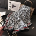 Foulard in seta con stampa barocca e greca drappeggiato su una borsa in pelle marrone - Nero e Bianco (FJ851-1)