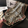 Foulard di seta barocco nero e oro con bordi a greca su una borsa di lusso in pelle marrone - Nero Albicocca (FJ851-3)