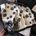 Elegante pañuelo cuadrado de seda blanco y negro con estampado de camelias y satén - 70cmx70cm / Rosa Blanco Negro (FJ853-2)