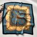 Dettaglio di un foulard in seta con stampa a catena retrò e motivi di chiavi vintage - Blu(FJ770-2)