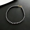 Polierte schwarze Perlenkette mit verstellbarem goldenem Karabinerverschluss und Kette - Graphitgrau (10mm Perle)