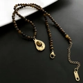 Collana con perle occhio di tigre, ciondolo a goccia dorato e catenina regolabile finale - Collana a Strato Singolo in Acciaio al Titanio e Occhio di Tigre (04-J3)