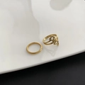 Zweiteiliges Gold-Titanstahl-Ring-Set mit hohlem Kleeblatt-Design und schlichtem Band - Hohlkleeblatt-Ring 2-teiliges Set / Gold