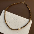 Collier de perles œil de tigre vintage avec perle centrale et fermoir mousqueton doré - Colliers perlés style Maillard 02-M28