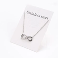 Detalle del collar con colgante de símbolo infinito y circonitas en cadena de acero - Chapado en oro 18K / Plata (Infinito Estrás)