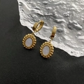 Elegantes pendientes ovalados dorados con nácar y borde con relieve de rayos de sol - Pendientes De Concha De Acero De Titanio