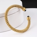 Bracciale rigido dorato in acciaio a cavo intrecciato con perline nere alle estremità - Oro