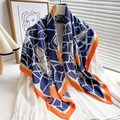 Eleganter Seidenschal mit geometrischem Farbverlauf über einer weißen Bluse drapiert - 90x90cm / Orange