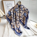 Seidenschal mit geometrischem Farbverlauf in Navy und Beige auf weißem Hemd - 90x90cm / Blau