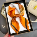 Vue détaillée du foulard en soie géométrique orange et marron dans sa boîte cadeau - Patchwork Géométrique Orange et Jaune (FJ828-3)