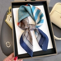Carré de soie élégant à imprimé cheval, motifs bleu et marron dans un coffret cadeau chic - 70x70cm / Bleu