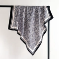 Dettaglio del motivo paisley su foulard in seta bianca con bordo nero a contrasto - Bordo Nero