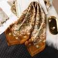 Elegante foulard quadrato in seta con rose gialle vintage e motivi barocchi a rulli - Marrone Giallastro