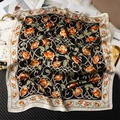 Dettaglio di un foulard di seta quadrato con rose arancioni e bordo stile vintage - Nero