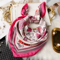Eleganter rosa Seidenschal mit Mode-Illustrationen auf einem luxuriösen Goldtablett - Rosa (FJ837-2)