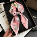 Sciarpa di seta rosa con fiori di iris annodata a fiocco per uno stile elegante - Floreale Orchidea Rosa (FJ839-4)