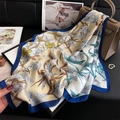 Elegante foulard quadrato in seta con fiori di iris e bordo blu su pelle nera - Iris Blu/Giallo (FJ839-2)