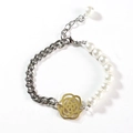 Bracciale con perle e catena barbazzale argentata con ciondolo a fiore di camelia dorato - Ciondolo Oro / Perla Bianca