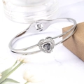 Bracciale rigido a doppia barra in argento con cuore blu centrale e cristalli lucidi - Argento