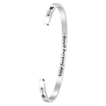 Detail van een 4 mm roestvrijstalen armband met motiverende quote en gegraveerde pijl - Staalkleur