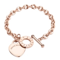 Detalle de pulsera de acero inoxidable oro rosa 18K con colgante de corazón y cierre OT - Oro rosa