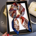 Elegante foulard in raso con catena a rombi e motivi geometrici su vassoio di lusso - 70x70cm / Bordo Blu