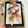 Sciarpa in seta beige con motivi floreali e geometrici per un look versatile ed elegante - Giallo Pallido