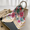 Foulard quadrato in seta con stampa floreale colorata drappeggiato su borsa elegante - Bianco