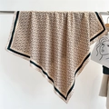 Gros plan d'un foulard en soie champagne avec motifs d'anneaux et bordure noire - Blanc Crème (FN181-1)
