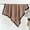 Détail d'un foulard en soie avec motifs d'anneaux entrelacés et bordures contrastées - Marron (FN181-2)