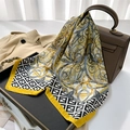 Lussuoso foulard di seta quadrato con stampa a catena gialla su borsa in pelle marrone - Giallo
