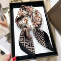 Foulard quadrato in finta seta con stampa a catena in una scatola regalo elegante - Bordino nero
