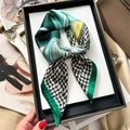 Dettaglio foulard di seta geometrico con motivo pied-de-poule e bordi arrotolati verdi - Patchwork Geometrico Verde (FJ769-2) / 70x70cm