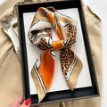 Foulard di seta leopardato con blocchi geometrici arancioni e motivo di cavallo - 70cmx70cm / Stile Geometrico Leopardo Arancione Nero (FJ781-2)