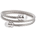 Dettaglio di un bracciale a cavo intrecciato argento con perle bianche su fondo bianco - Occhio di Gatto Bianco