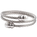 Bracciale a doppio giro in cavo intrecciato argento con due perle su sfondo bianco - Perla